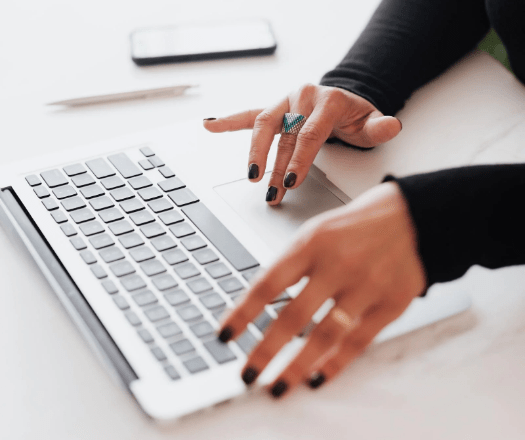 Hand tippt auf laptop